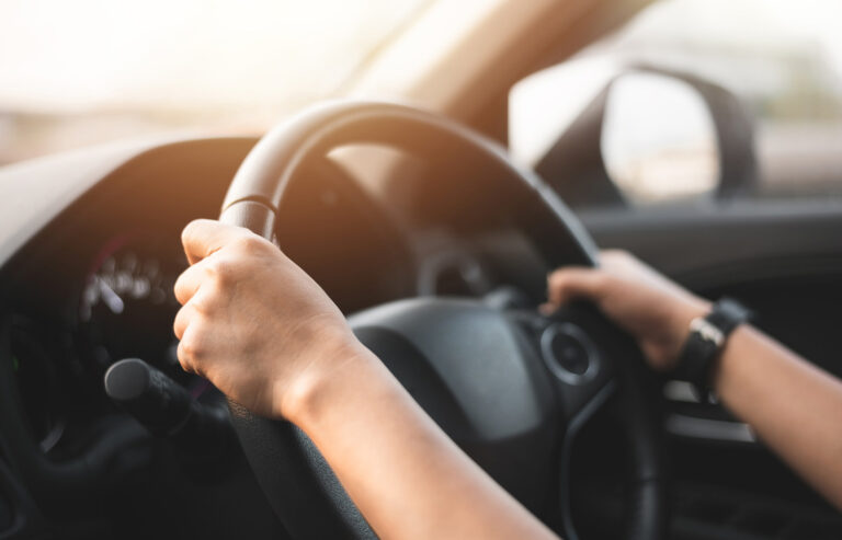 main au volant