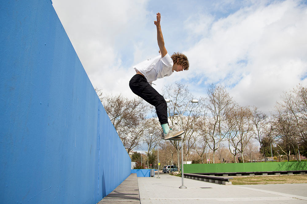 Globulin-the-street Jeune qui saute dans la rue