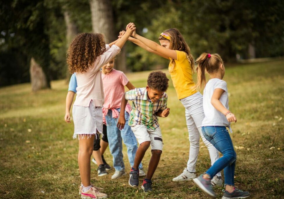 Groupe d'enfants qui jouent