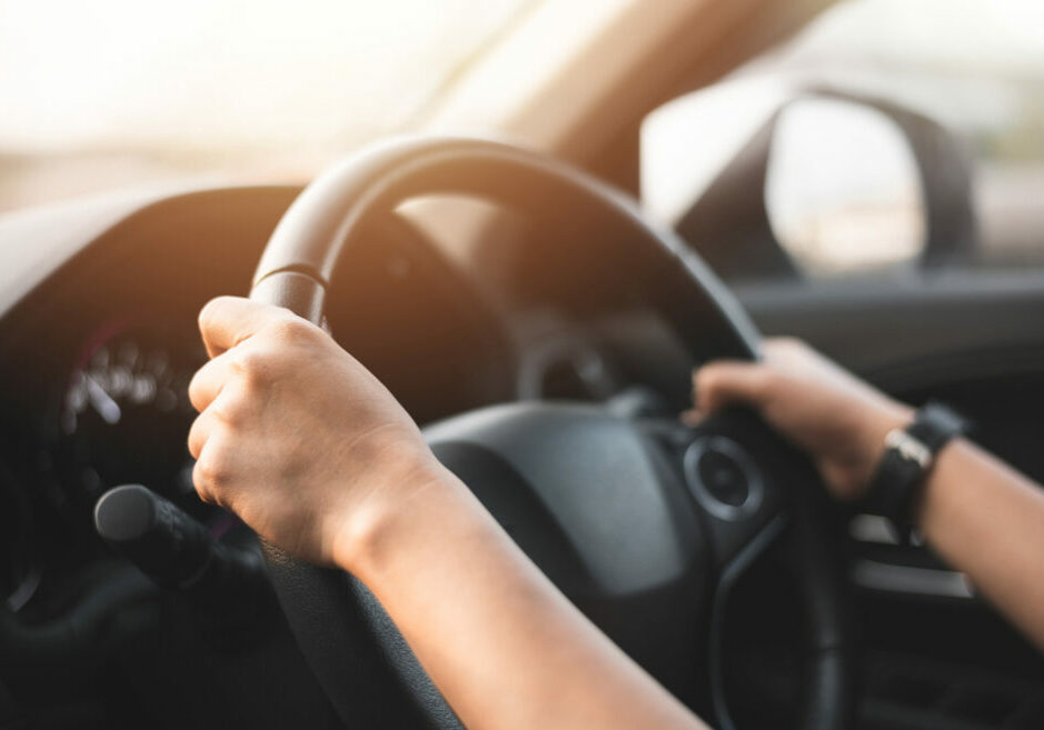 main au volant